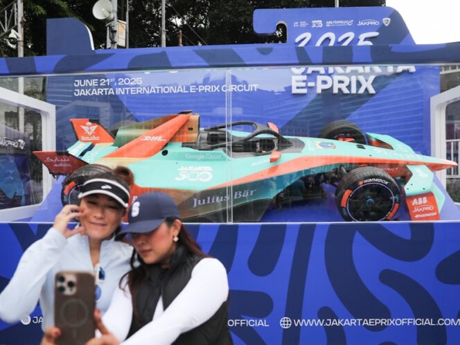 
 Replika Mobil Balap Listrik Formula E Gen 3 Evo Pukau Pengunjung HBKB Sudirman-Thamrin