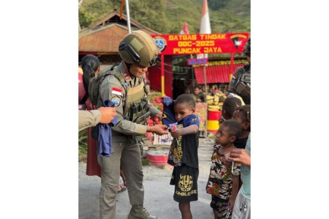 
 Satgas Ops Damai Cartenz 2025 Berbagi Kasih, Bagikan Pakaian untuk Anak-anak di Puncak Jaya